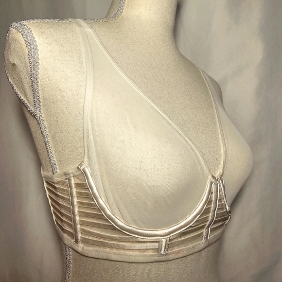 NWT Victoria's Secret White Ribbed Mesh Unlined Underwire Plunge Bra 34B - Picture 1 of 10